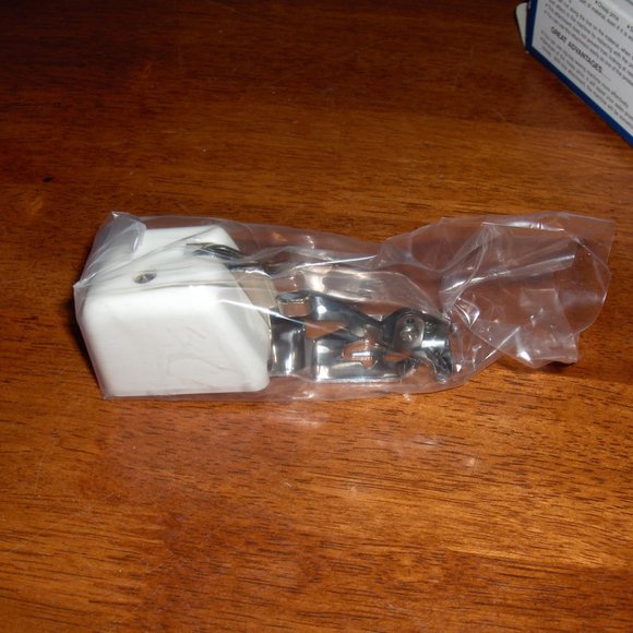 Side Cutter 2 Zig Zag Sewing Machine Attachment. Model R-CT 10 - Picture 4 of 9